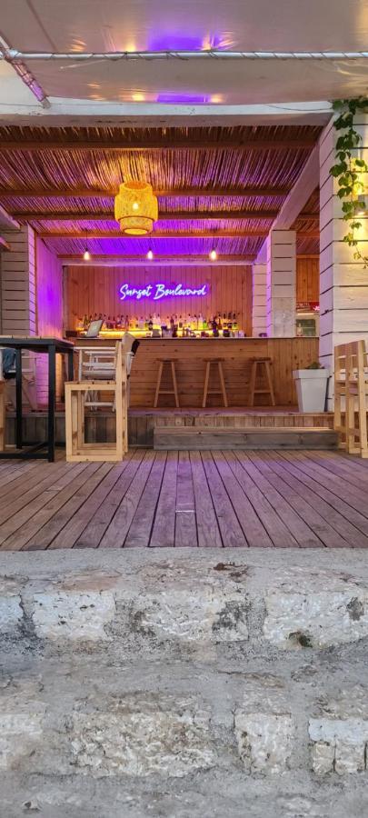 Sunset Boulevard Hotel Кєпаро Екстер'єр фото