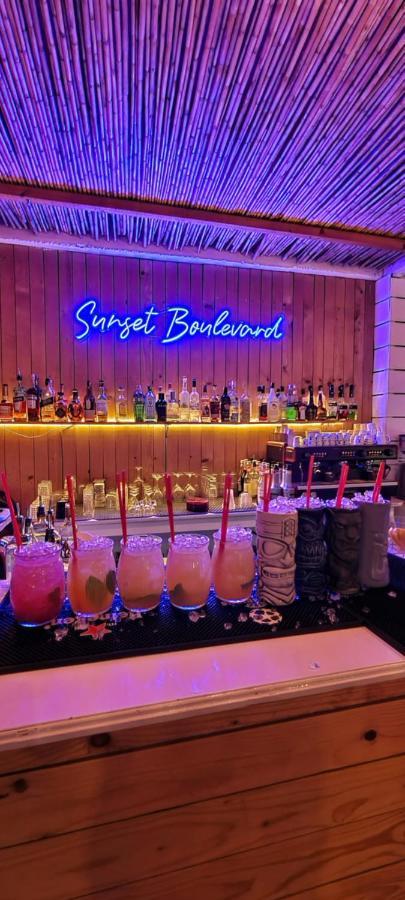 Sunset Boulevard Hotel Кєпаро Екстер'єр фото